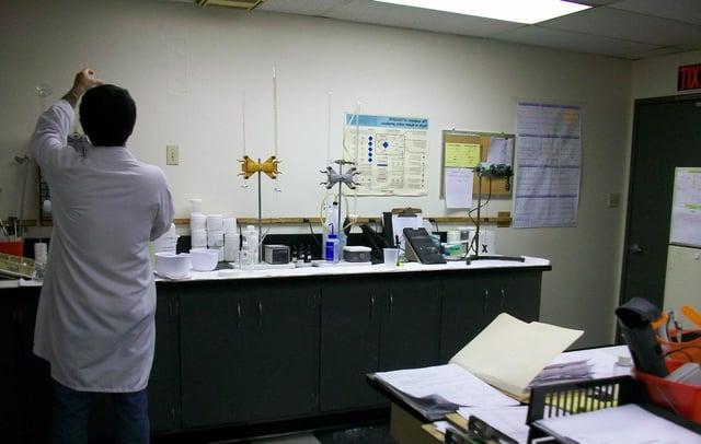 水处理实验室技术员测试化学溶液